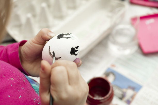 儿童用毛笔和水彩画复活节彩蛋的细节图片下载