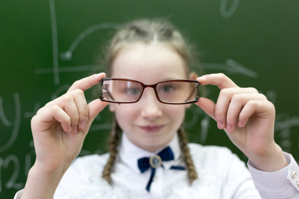 这个女孩透过厚厚的镜片看东西。图片下载