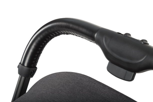 白色背景上的婴儿车，一个婴儿车的细节特写图片下载