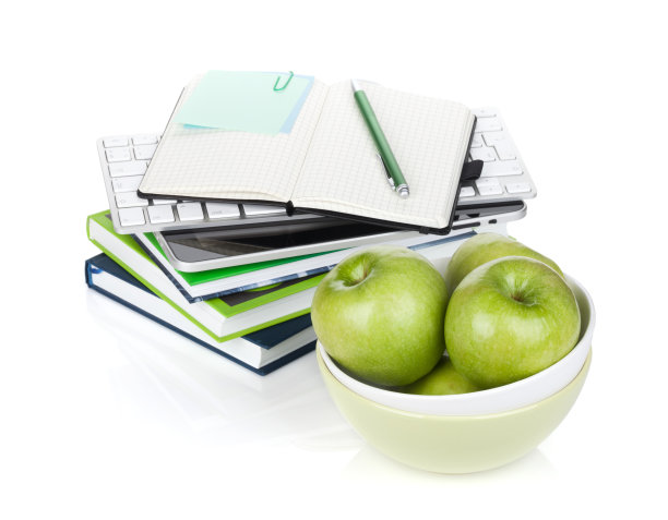 果盘里的青苹果和办公用品图片下载