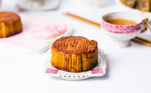 中国月饼与茶孤立在白色背景图片下载