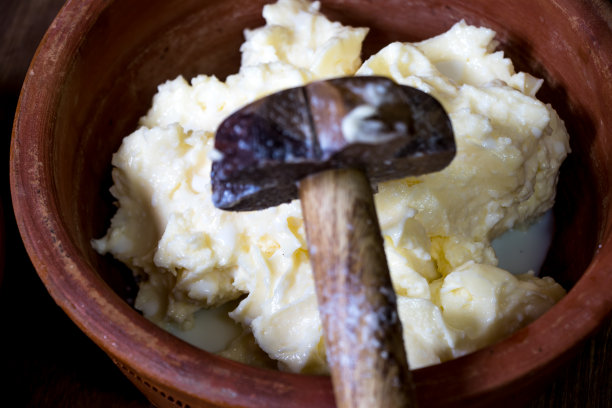 用牛奶和奶油做成的白黄油图片下载