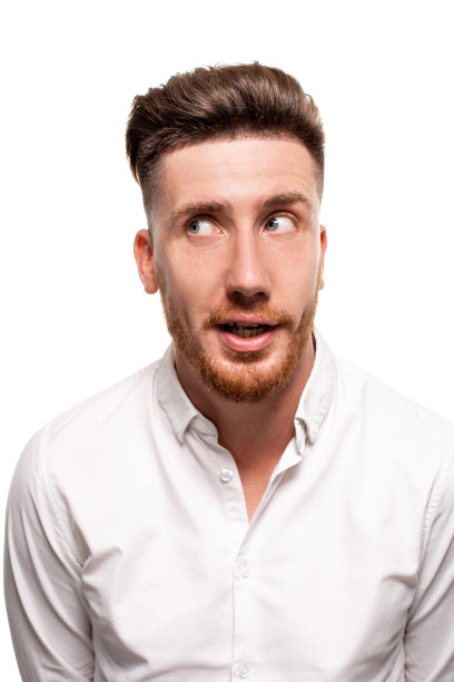 工作室照片的一个英俊的男子在一件白色的衬衫，孤立在一个白色的背景图片下载