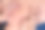 女性治疗师用拇指在男性背部做治疗性按摩的特写图片下载