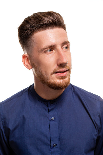 有魅力的年轻男子穿着蓝色衬衫，孤立在白色背景下。图片下载