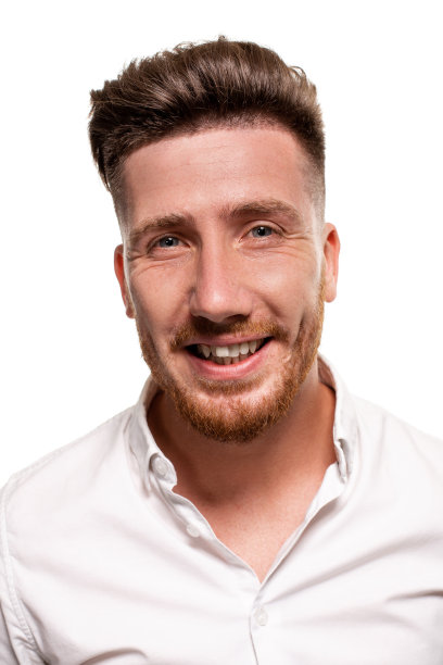 工作室照片的一个英俊的男子在一件白色的衬衫，孤立在一个白色的背景图片下载