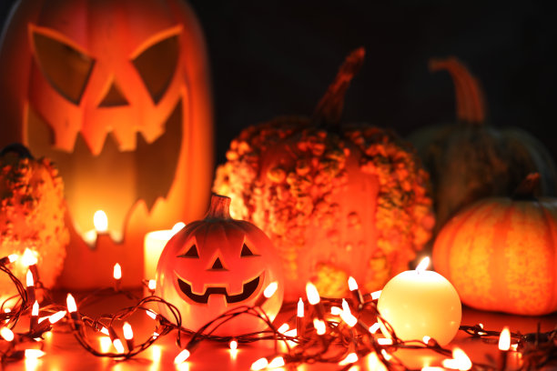 万圣节，秋天的场景与南瓜和蜡烛。图片下载