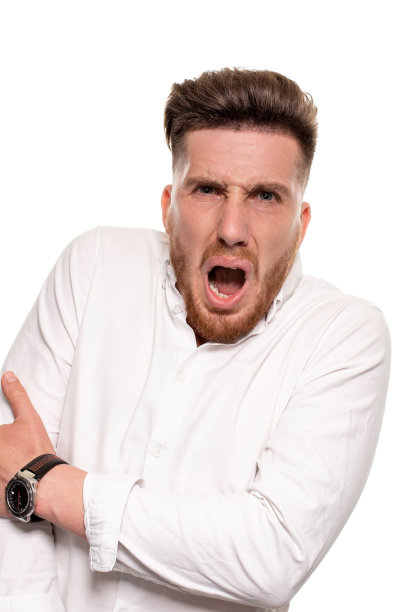 工作室照片的一个英俊的男子在一件白色的衬衫，孤立在一个白色的背景图片下载