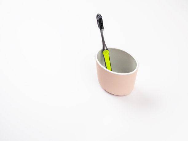 杯装牙刷，白色背景图片下载