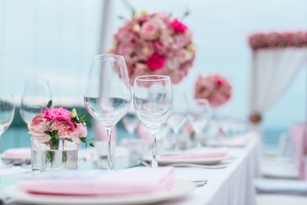 豪华婚礼的餐桌布置，桌上摆放着美丽的鲜花。图片下载