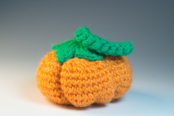 手工羊毛编织南瓜孤立在白色图片下载