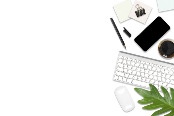平放办公桌子与笔记本电脑，数字平板电脑，手机和配件的照片。在孤立的白色背景上。桌面办公室模型概念。图片下载