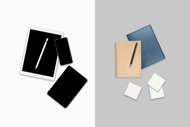 平放办公桌子与笔记本电脑，数字平板电脑，手机和配件的照片。以现代双调(白色和灰色)为背景。桌面办公室模型概念。图片下载