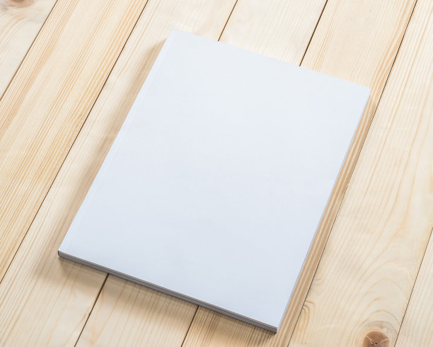 空白的书封面模型模板与页正面在白色表面木桌上图片下载
