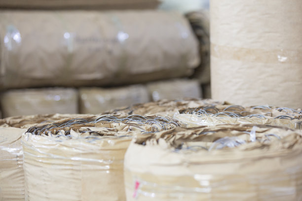 用纸板包装的一卷卷床弹簧图片下载