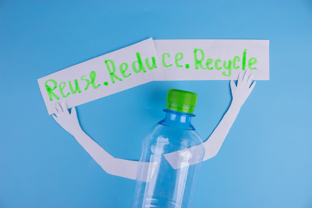 人物塑料瓶与海报图片下载