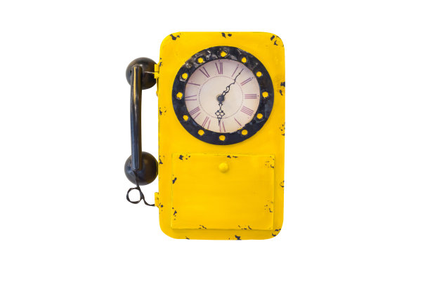 复古罗马时钟和老黄色电话孤立在白色背景。图片下载