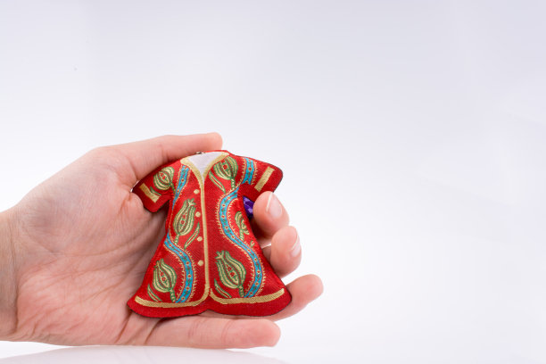 手拿着衣服图片下载