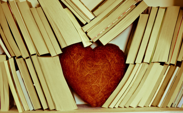 对书籍的热情和爱心图片下载