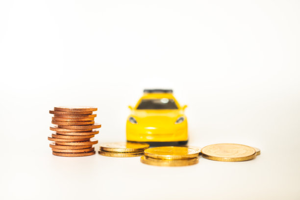 特写金色堆栈硬币与黄色汽车图片下载