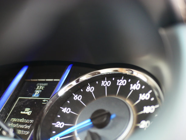 数字汽车指示器，汽车冲近图片下载