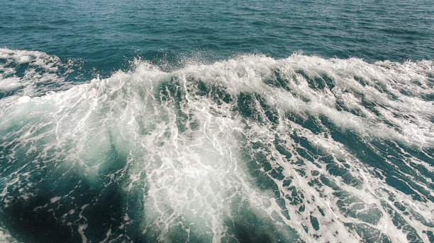 泡沫的水在海里波浪图片下载