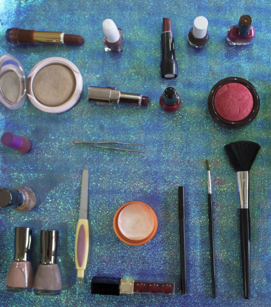 平铺美容彩妆产品和化妆品图片下载