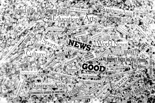 许多新闻标题在床上剪下的报纸I图片下载
