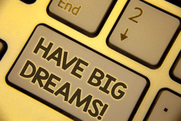 写便条，上面写有伟大的梦想。商业照片展示未来的抱负欲望动机目标正文两个词写电脑键盘插入键按钮按下工作。图片下载