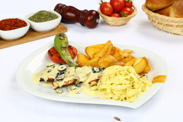 鸡排配酱汁，薯条和意大利面图片下载