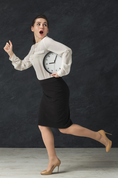 抱着钟沉思的年轻女子图片下载