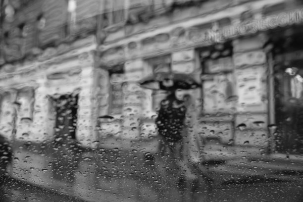 从窗口望向雨中的城市，点点滴滴图片下载