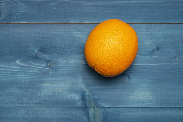 橙色在绿松石木制背景上图片下载