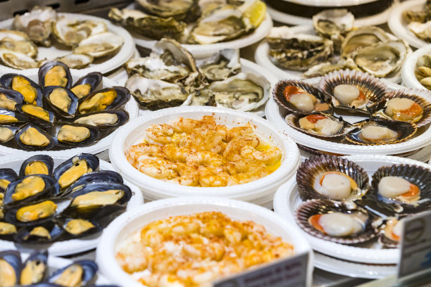 配有海鲜、蔬菜和香草的迷你开胃小菜图片下载