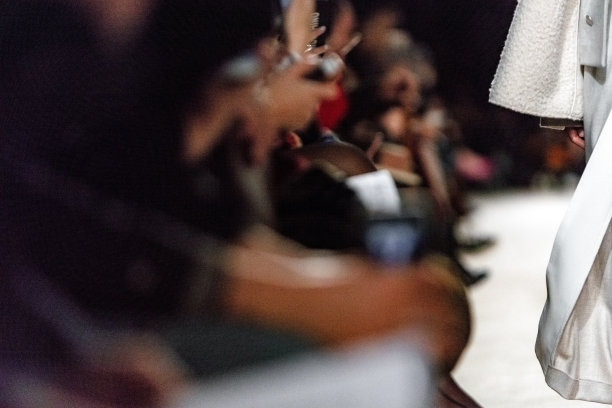 时装秀上观众的中间部分图片下载