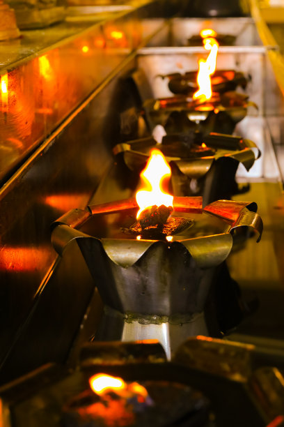 油灯发出的光。图片下载