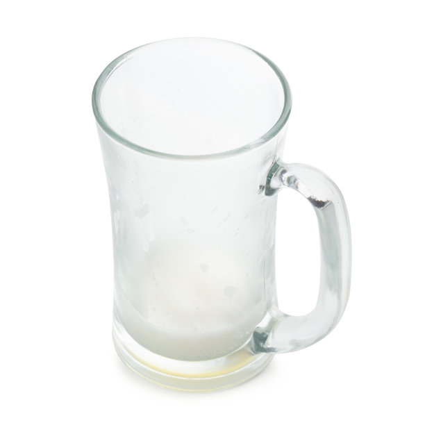 空的啤酒杯孤立在白色的背景图片下载