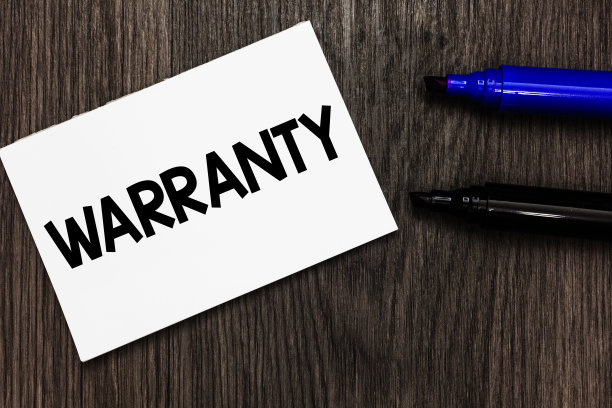 显示保修的文字标志。概念照片免费维修服务，销售的产品，创意点子，笔记本，记号笔，木器，背景提醒。图片下载