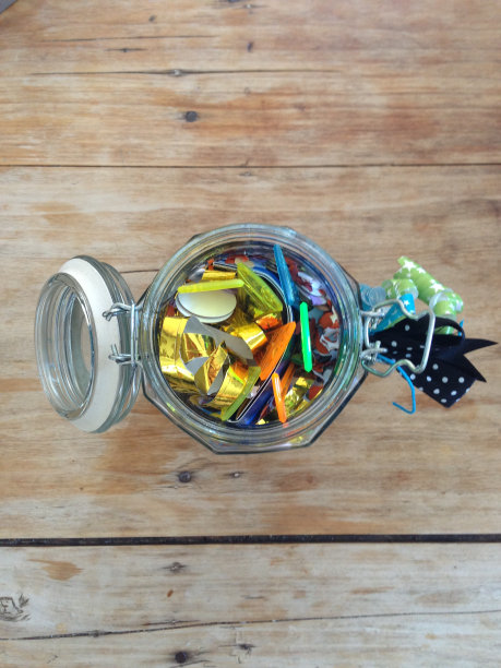 木桌上放着装有糖果的玻璃瓶图片下载