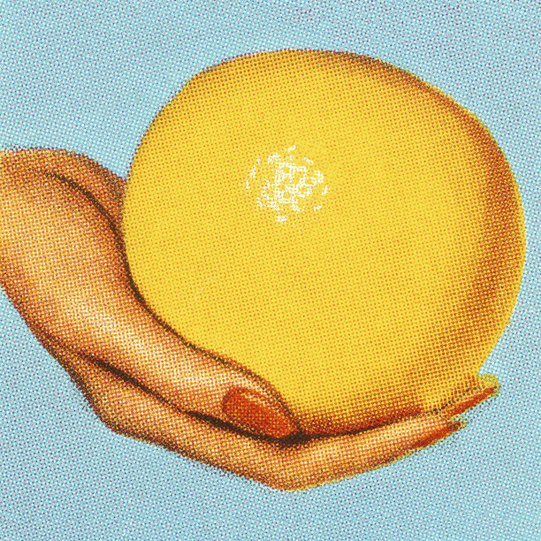 握着葡萄柚的女人的手图片下载