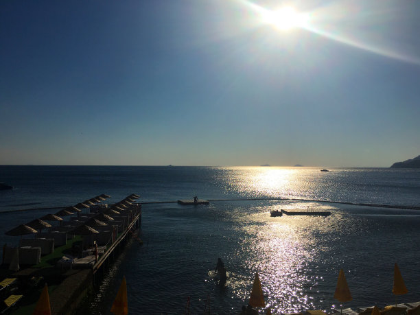 伊斯坦布尔，布尤卡达宁静的海滩和马尔马拉海平静的海水。图片下载