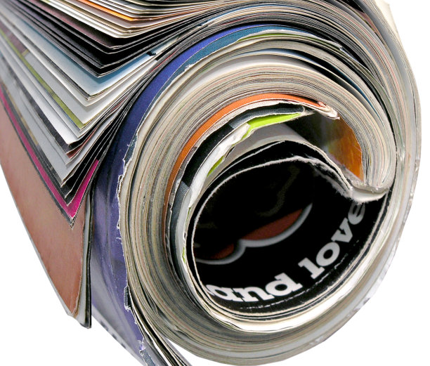 一本破旧的卷起来的杂志的宏图片下载