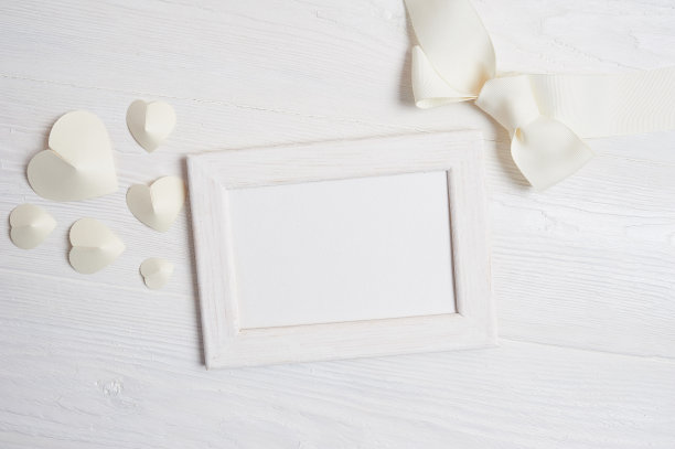 模型框架与鲜花和弓贺卡情人节或婚礼与地方为您的文本。平躺，俯视图照片模拟图片下载