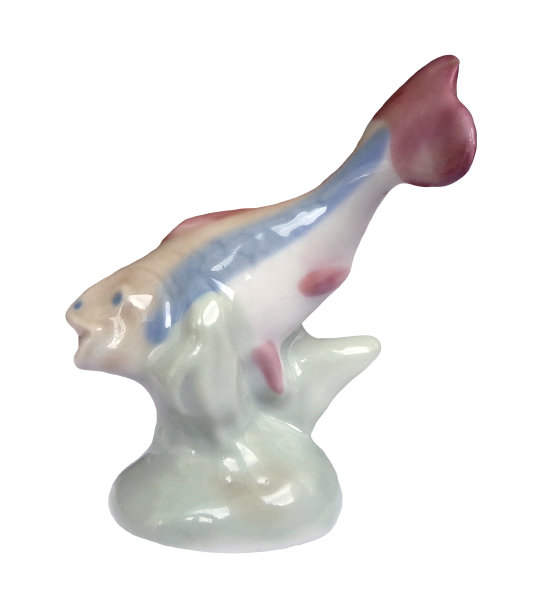 瓷制小鱼雕像(左图)图片下载