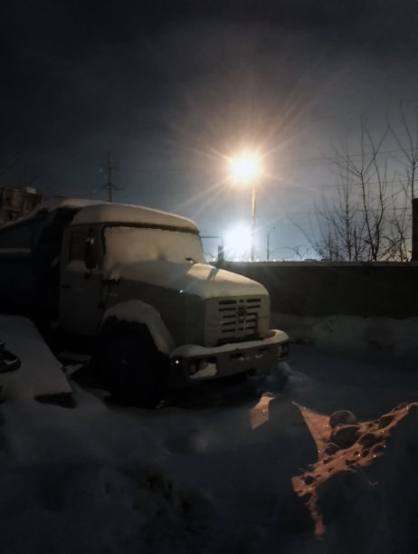 冬季灯光下废弃的老卡车图片下载
