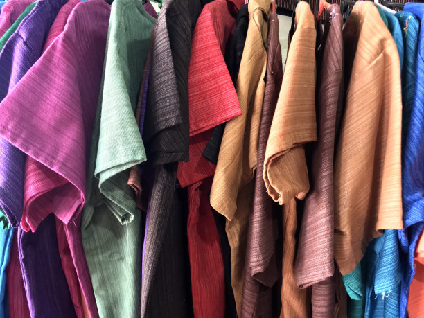五颜六色的布艺挂在服装店出售图片下载