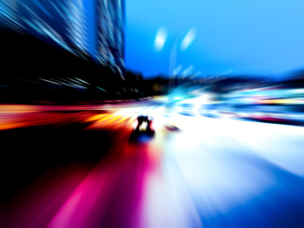 夜间移动的交通灯图片下载