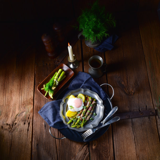 烤架上的绿芦笋配鸡蛋图片下载