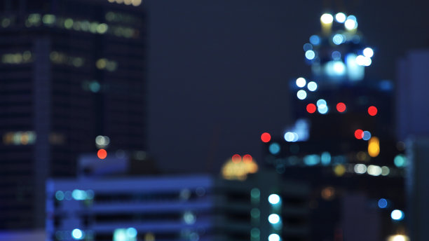 星夜灯。散景散焦城市摩天写字楼的灯光。多曝光照片在夜晚的对焦光概念背景图片下载