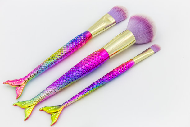彩色或彩虹色的化妆刷隔离在白色背景。图片下载